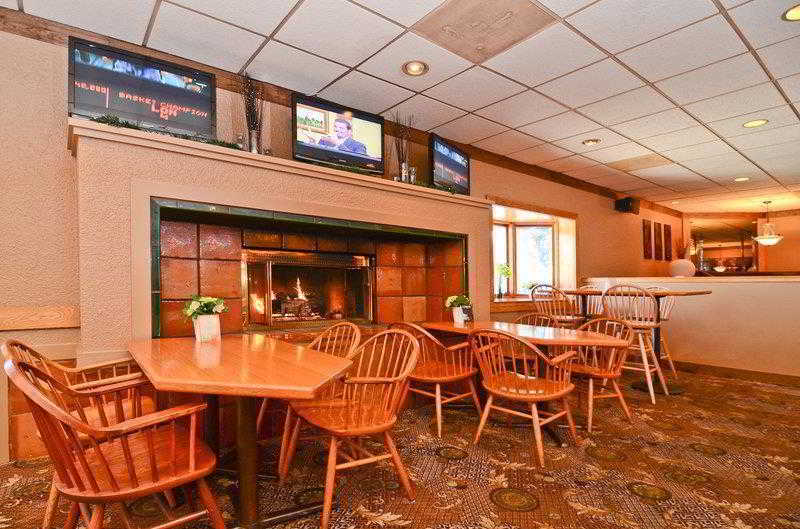 Ramada By Wyndham Fargo Restaurante foto
