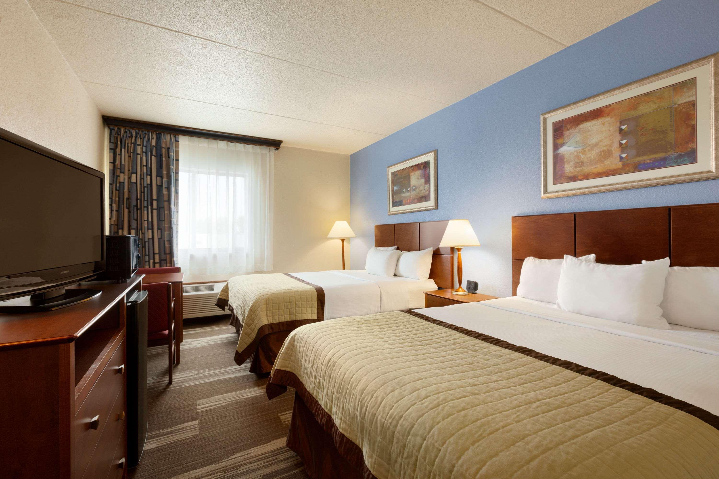 Ramada By Wyndham Fargo Exterior foto